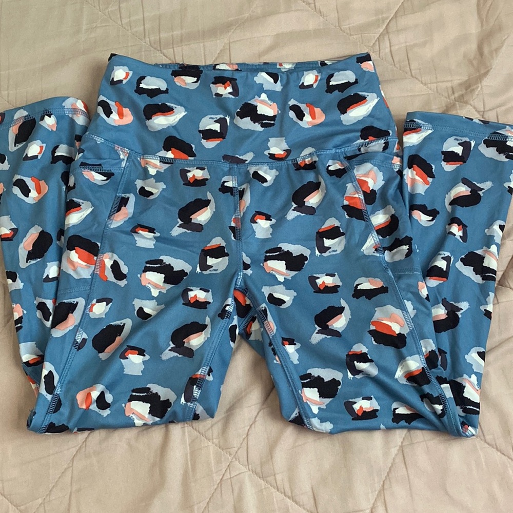patterned leggings, comfy, only worn once, size small, pockets on side